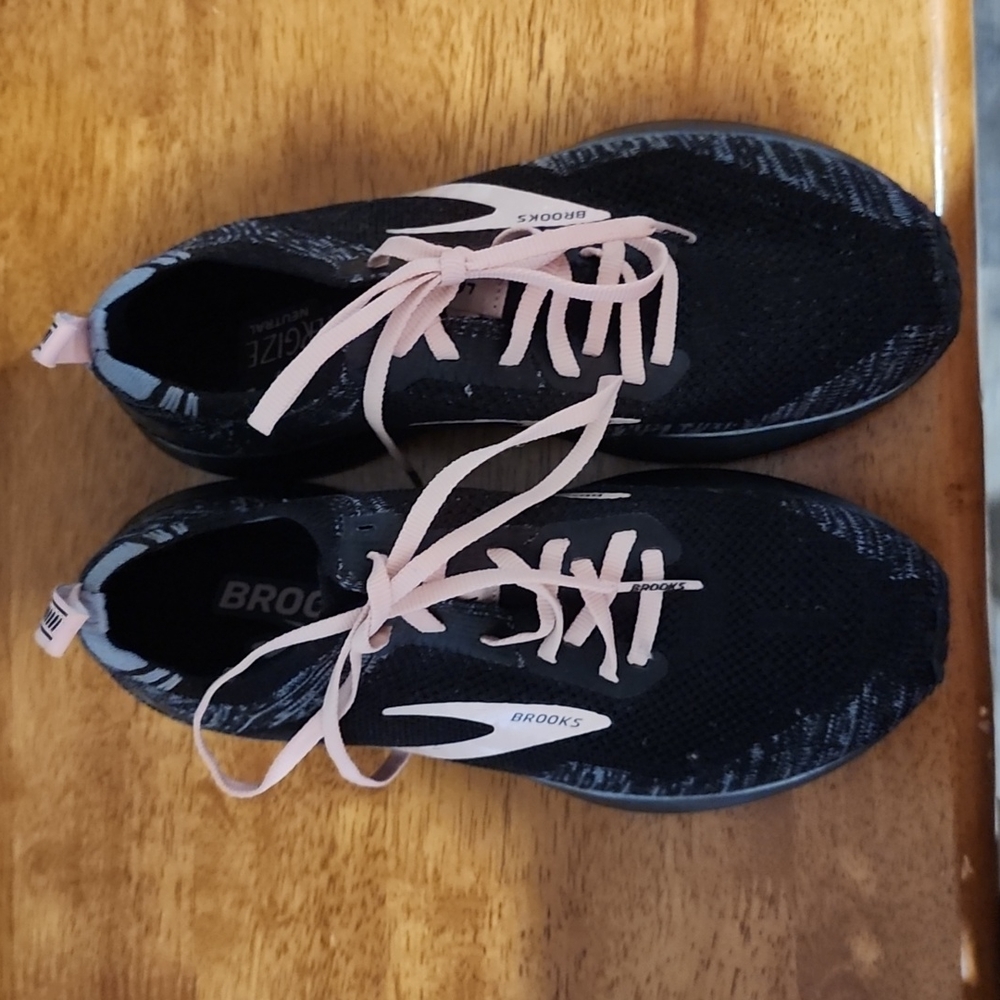 BROOKS Shoes